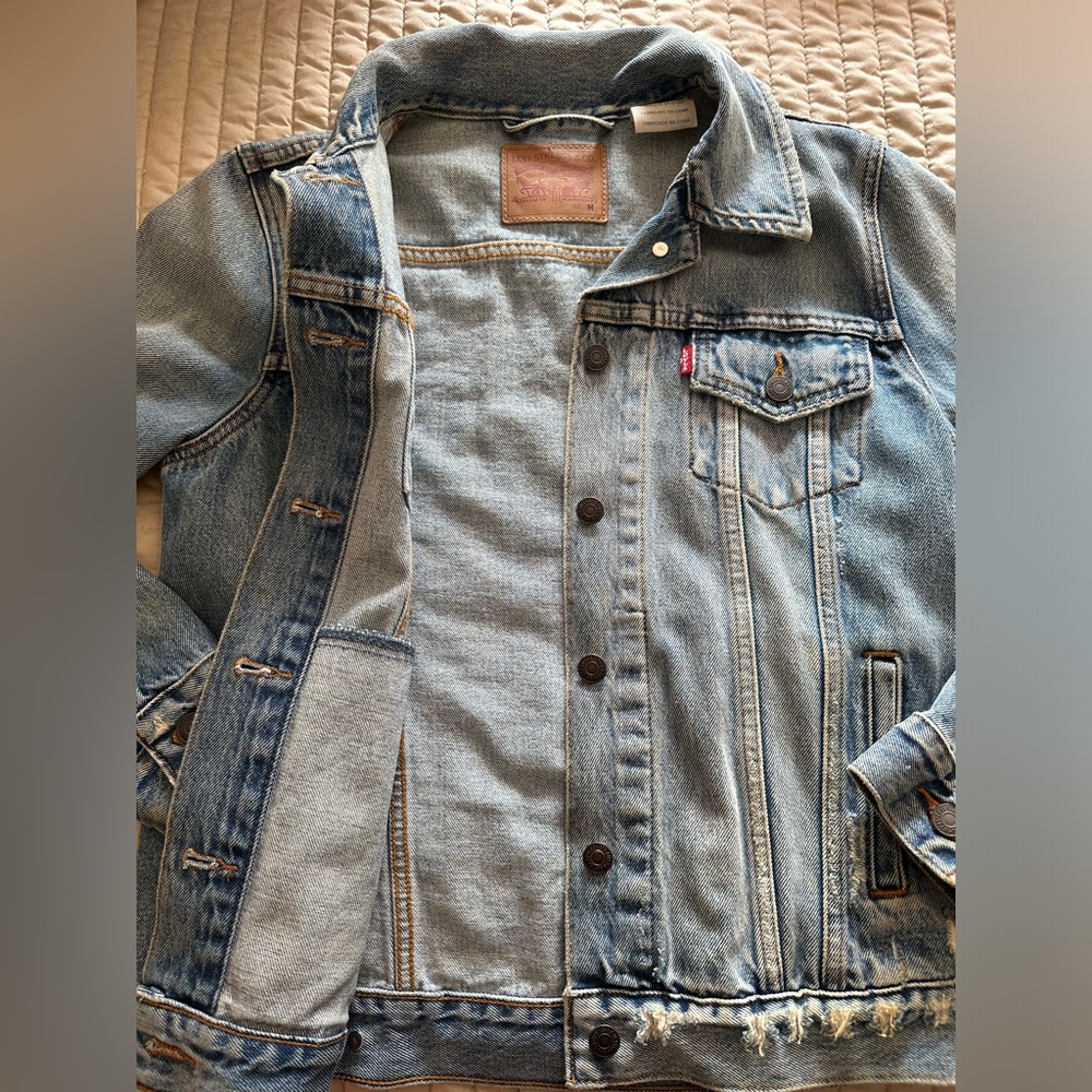Levi’s Classic Jean Jacket - Picture 5 of 9